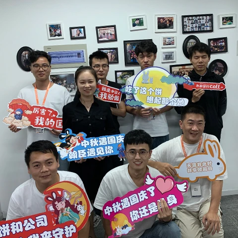 家国相拥 双节同庆