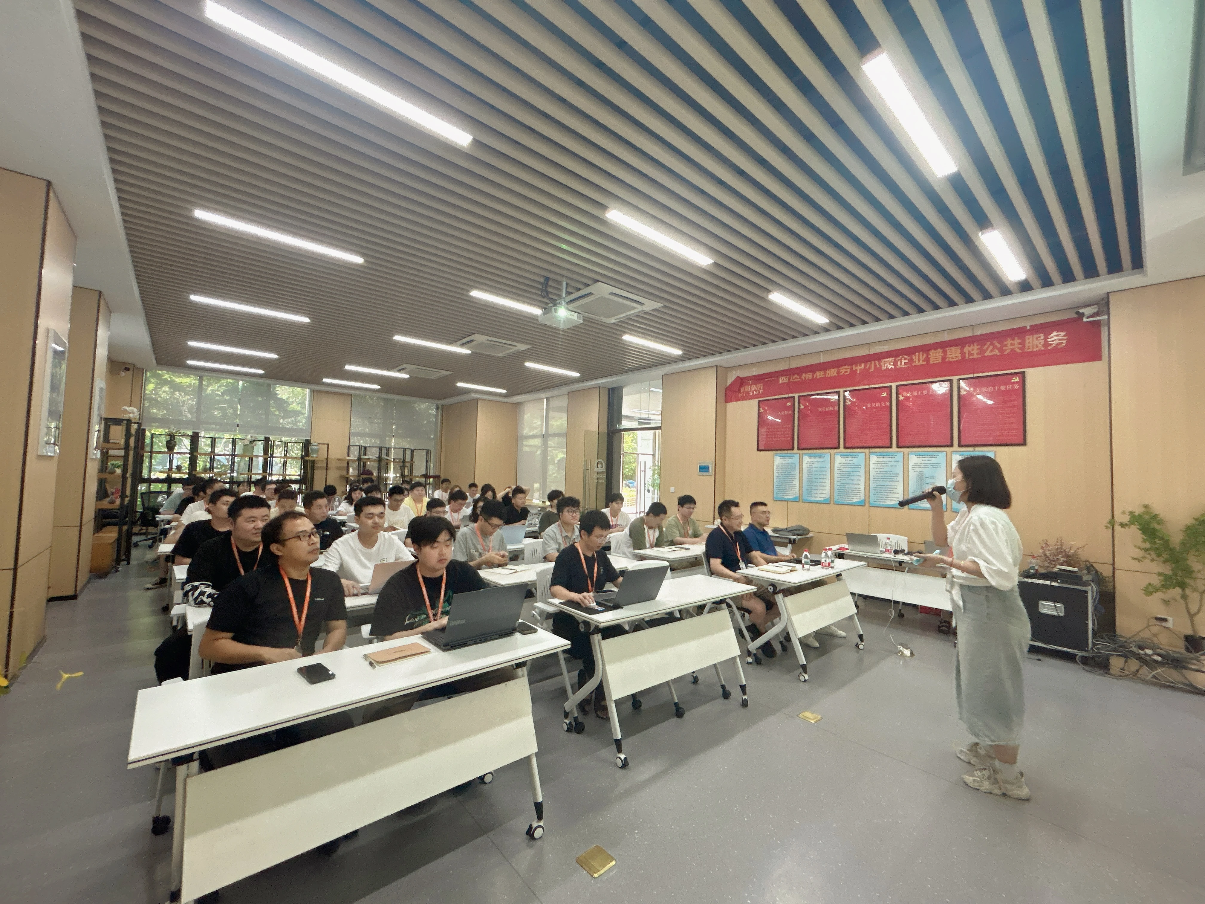 「以奋斗者为本，以价值创未来」翰臣2025半年度复盘大会圆满举行